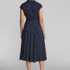 Marineblaues/cremefarbenes Ralph Lauren-Kleid aus gepunkteter Seide und Georgette für Damen