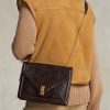 Schokoladenbraune Damenhandtasche mit Umschlagkette und Krokoprägung von Ralph Lauren Polo ID